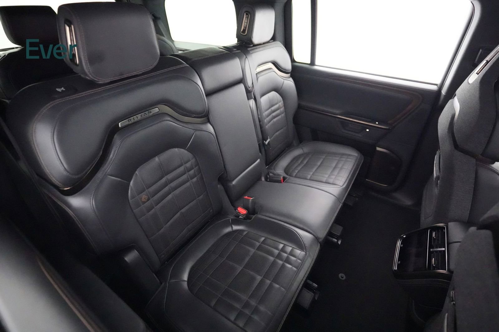 Used 2025 Rivian R1S Premium image 5