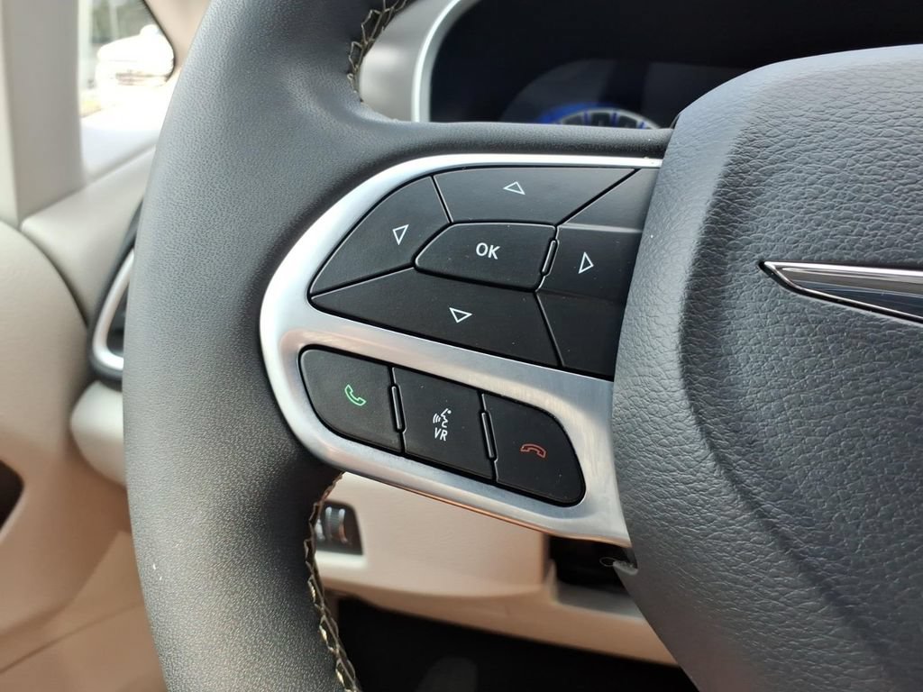 Used 2024 Chrysler Pacifica Touring-L FWD image 24