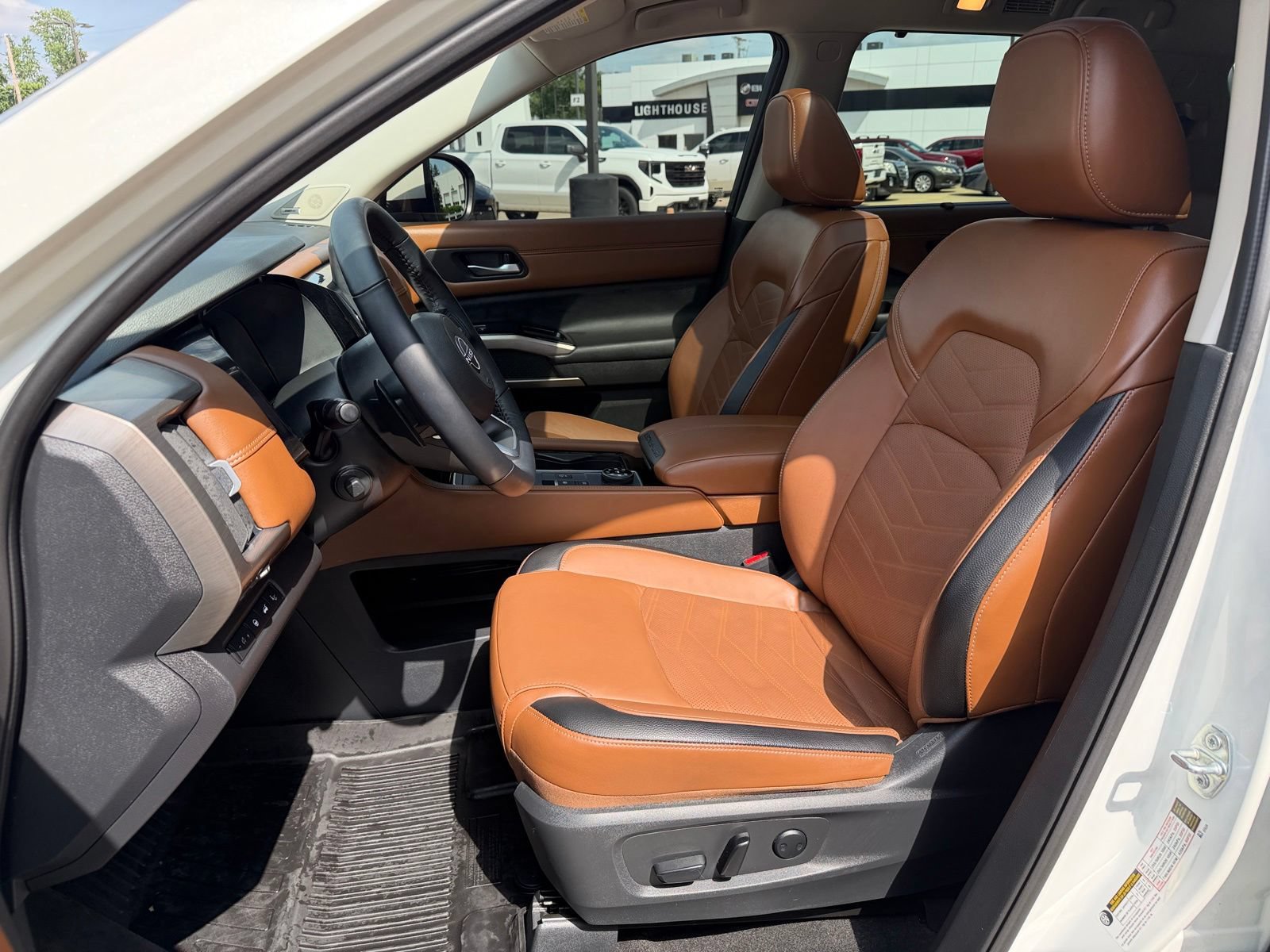 Used 2024 Nissan Pathfinder Platinum AWD/4WD image 11