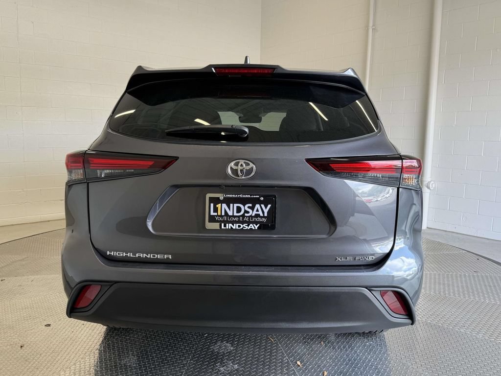 Used 2024 Toyota Highlander XLE AWD/4WD image 11