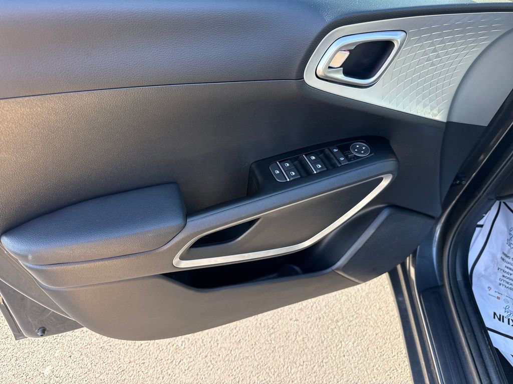 Used 2025 Kia Soul LX w/ LX Technology Package FWD image 11