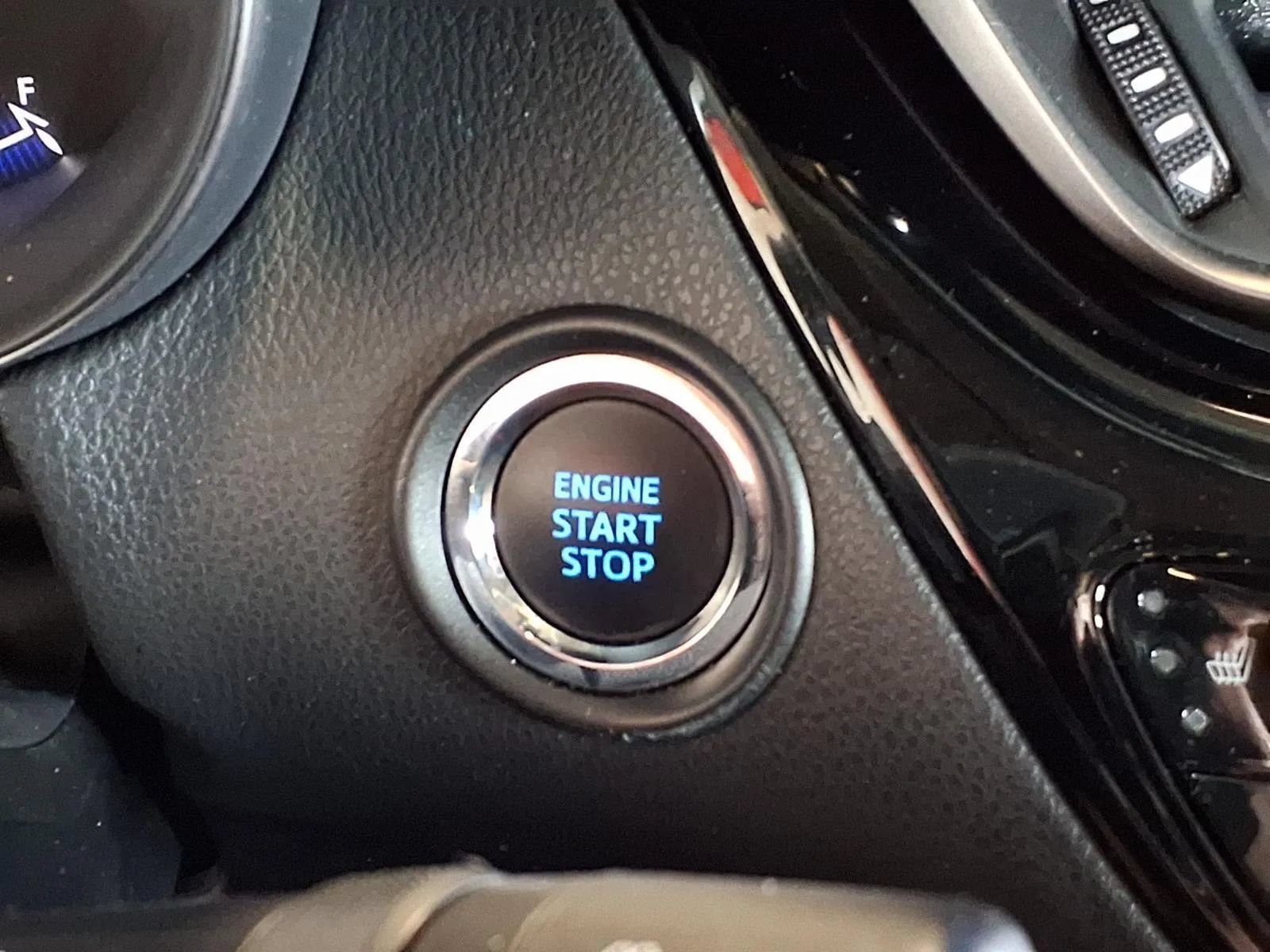 Used 2020 Toyota C-HR Limited FWD image 22