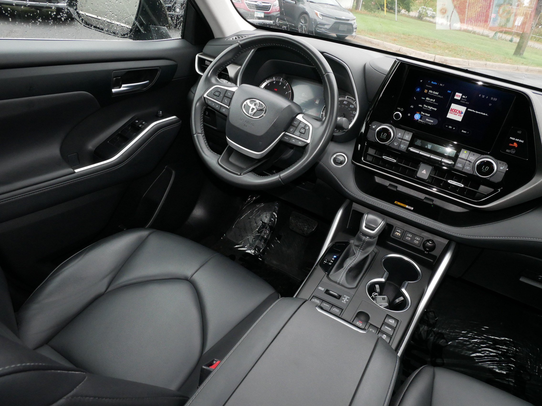 Used 2024 Toyota Highlander XLE AWD/4WD image 9