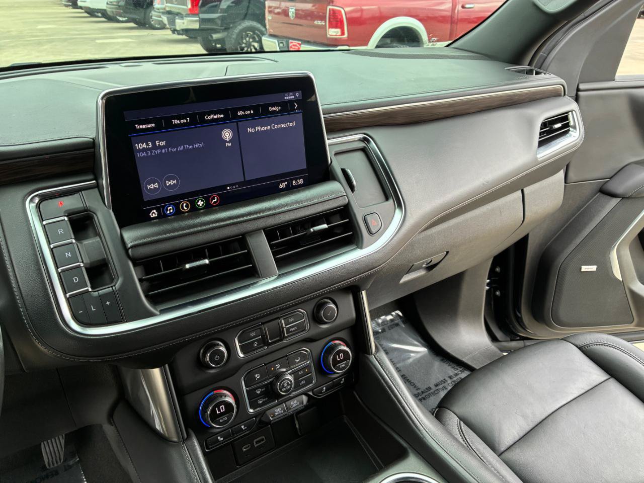 Used 2021 Chevrolet Tahoe Z71 w/ Luxury Package AWD/4WD image 17