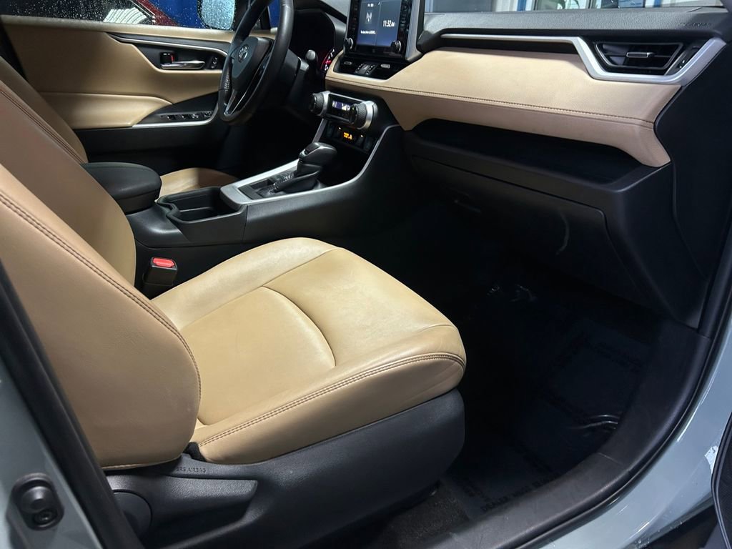 Used 2020 Toyota RAV4 XLE Premium image 27