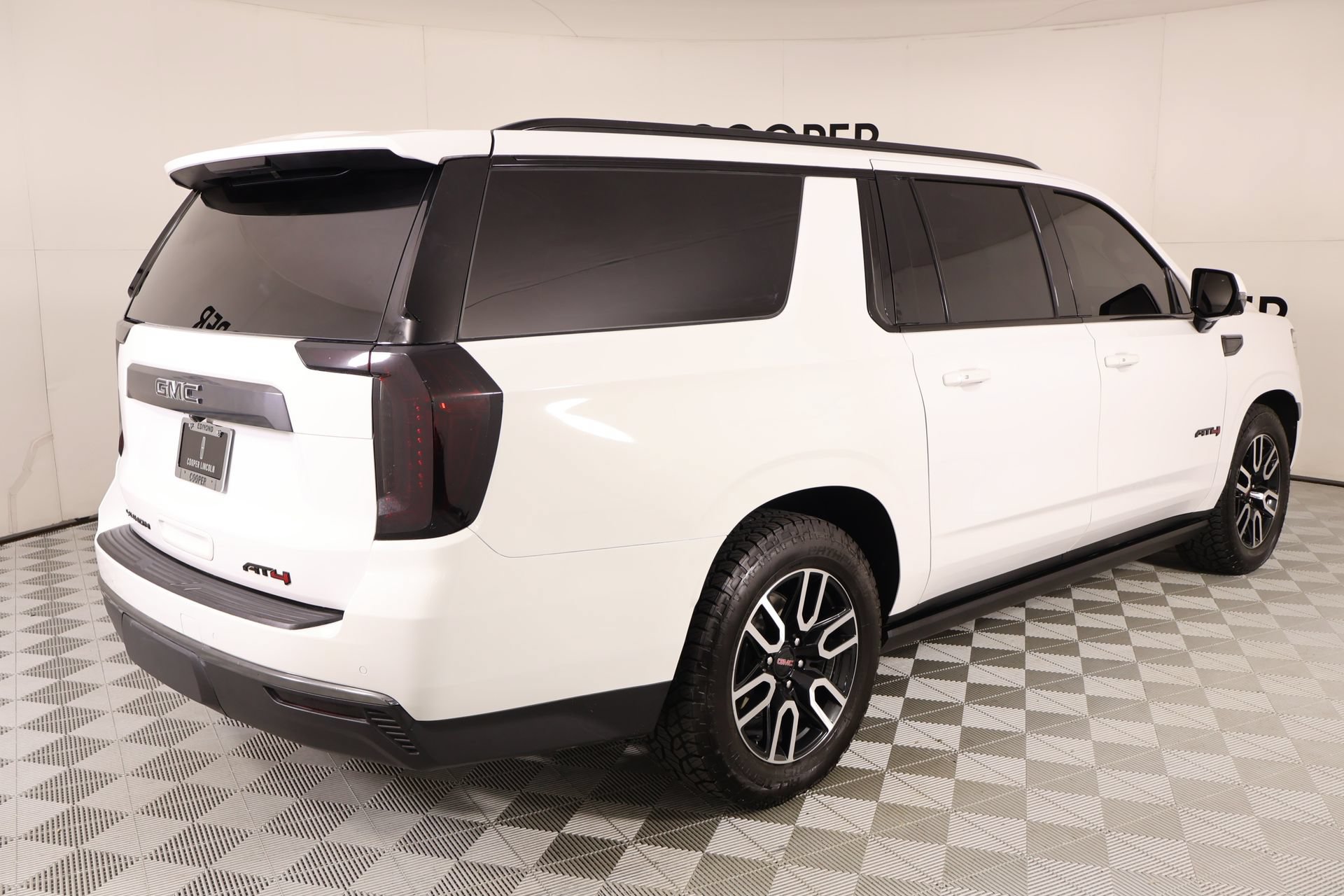 Used 2023 GMC Yukon XL AT4 w/ AT4 Premium Plus Package AWD/4WD image 22