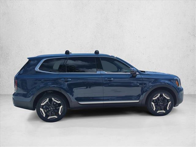 Used 2023 Kia Telluride EX w/ EX Captain's Chair Package image 4