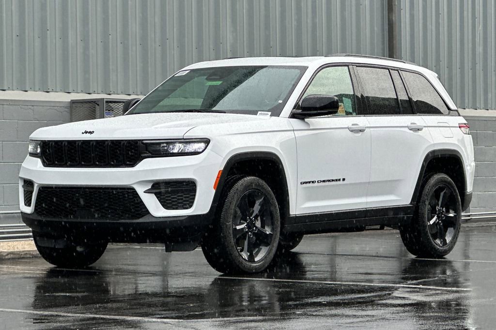 New 2025 Jeep Grand Cherokee Altitude image 8