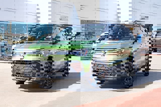 New 2026 Volkswagen Taos SE image 2