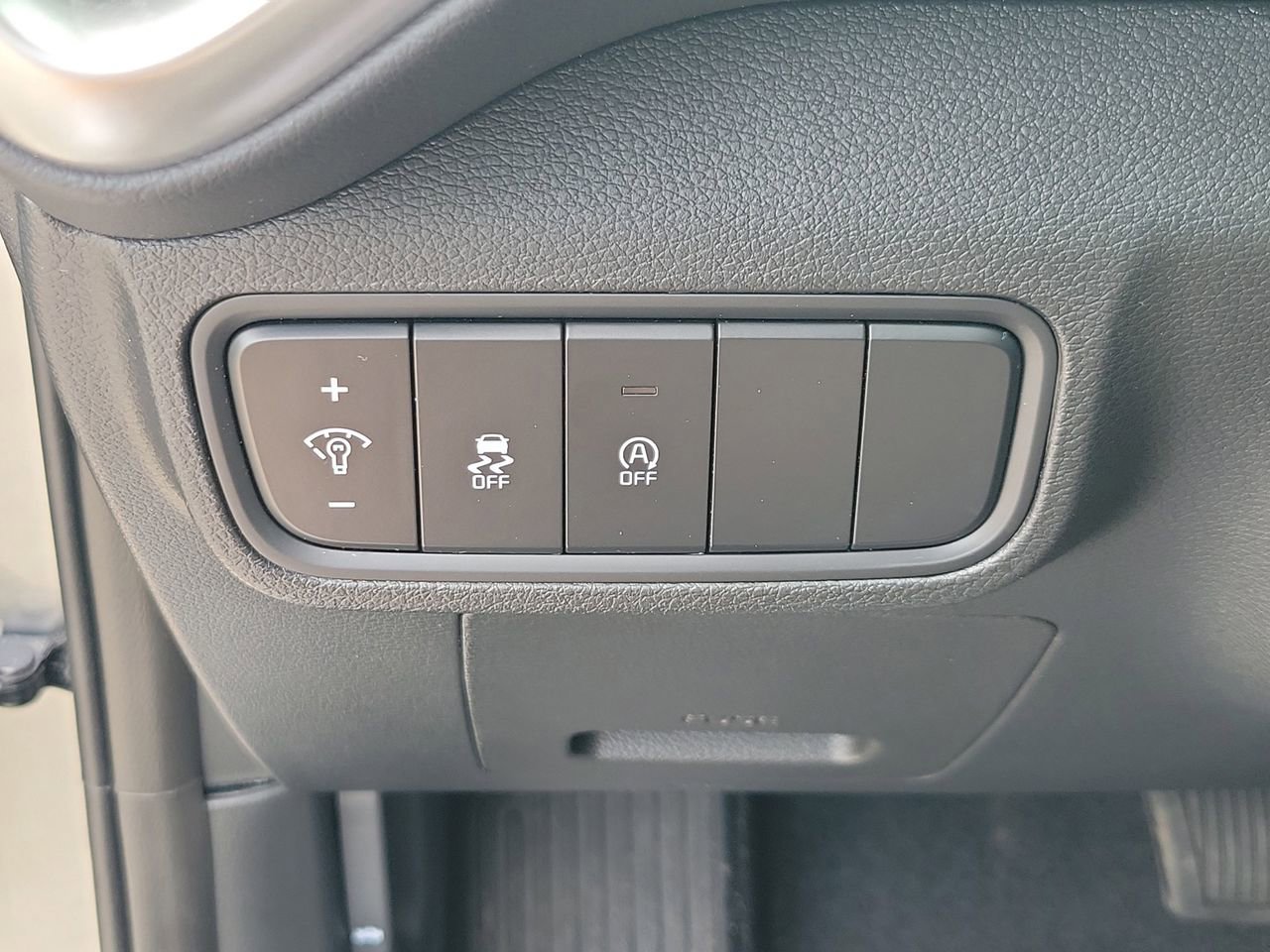 Used 2025 Kia Soul LX w/ LX Technology Package FWD image 29