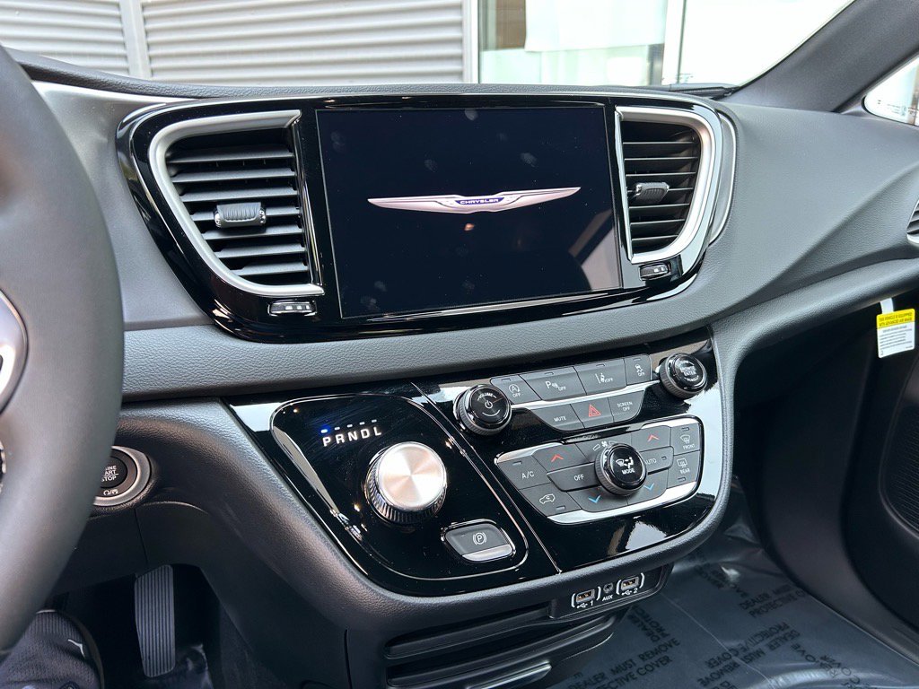 New 2025 Chrysler Voyager LX image 19