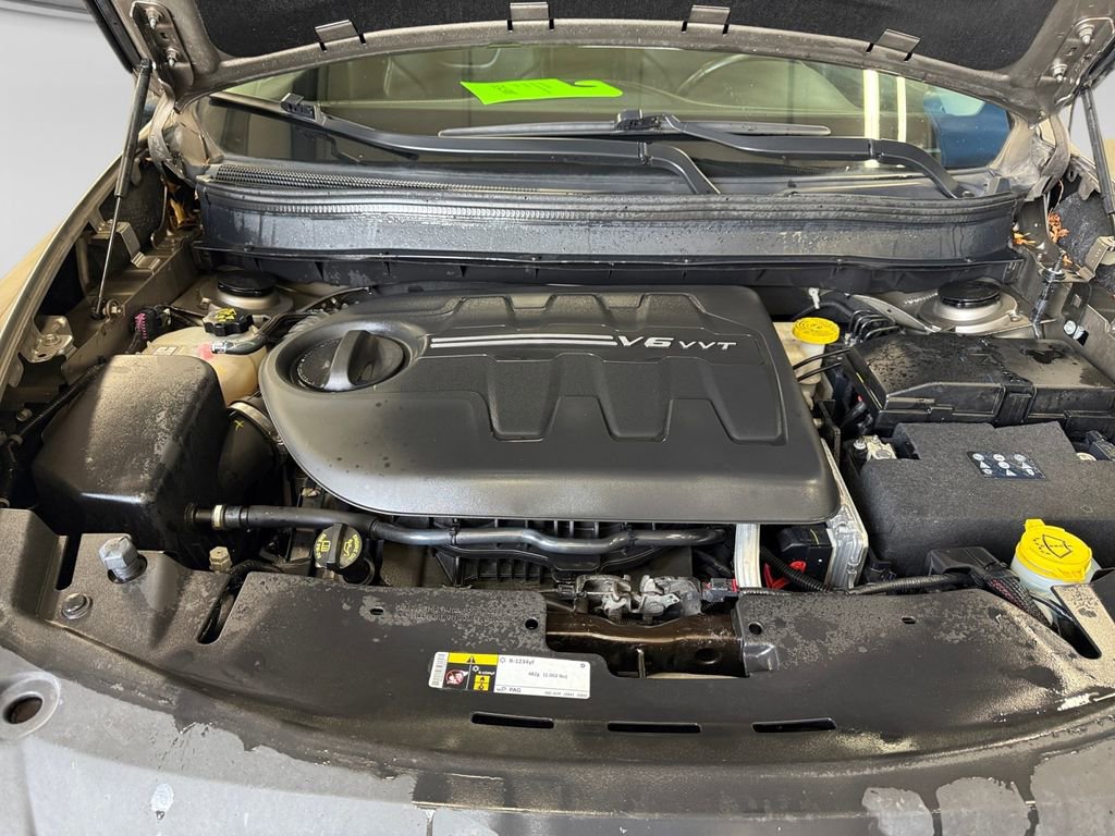 Used 2018 Jeep Cherokee Latitude Plus w/ Cold Weather Group AWD/4WD image 19