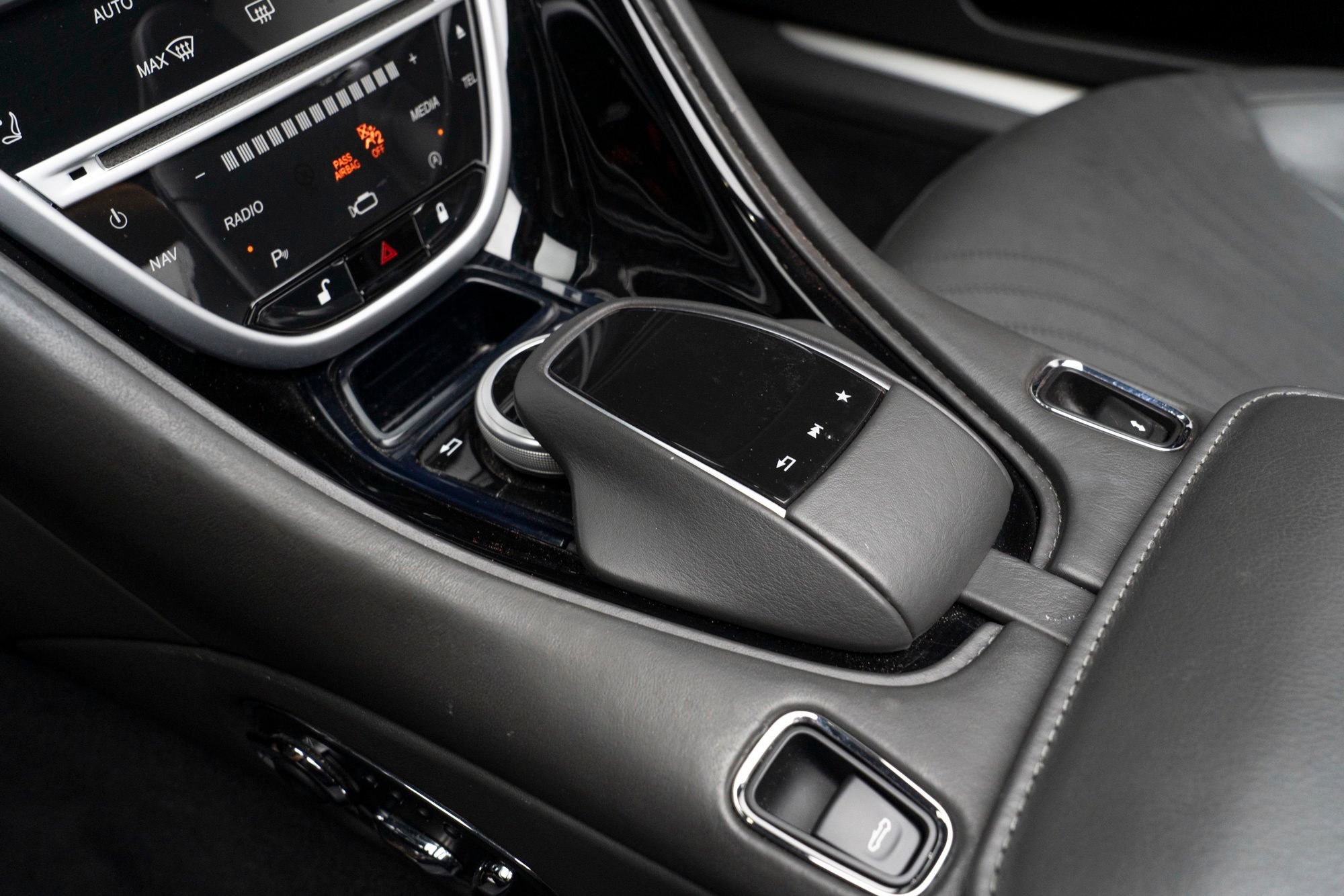 Used 2020 Aston Martin DB11 Volante RWD image 32