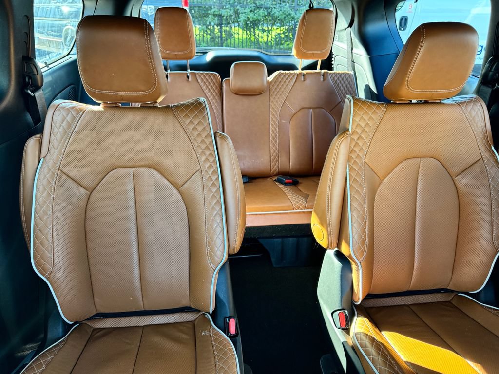 Used 2024 Chrysler Pacifica Pinnacle FWD image 16