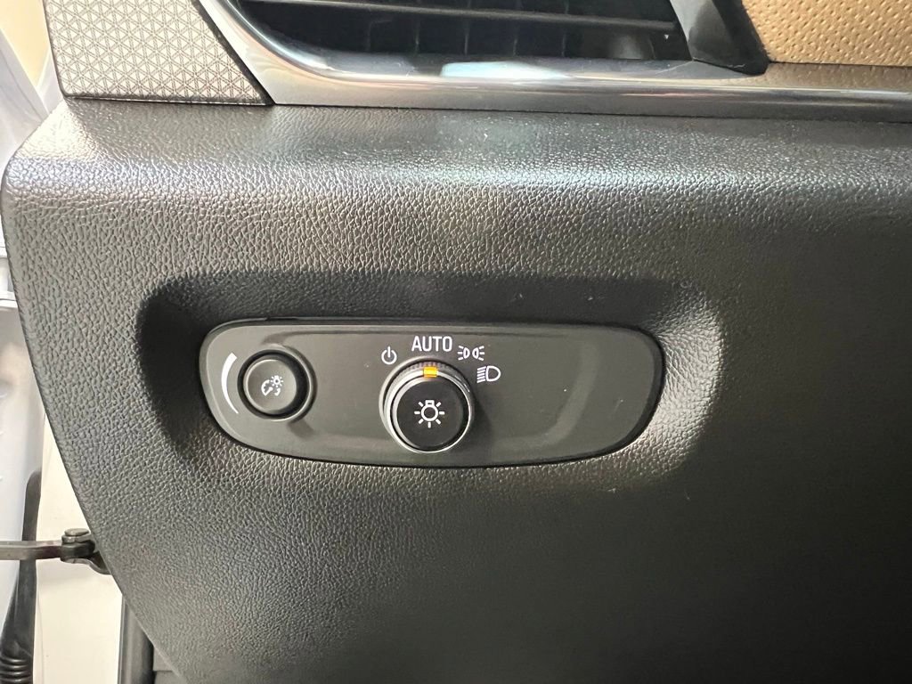 Used 2023 Chevrolet Traverse Premier AWD/4WD image 16