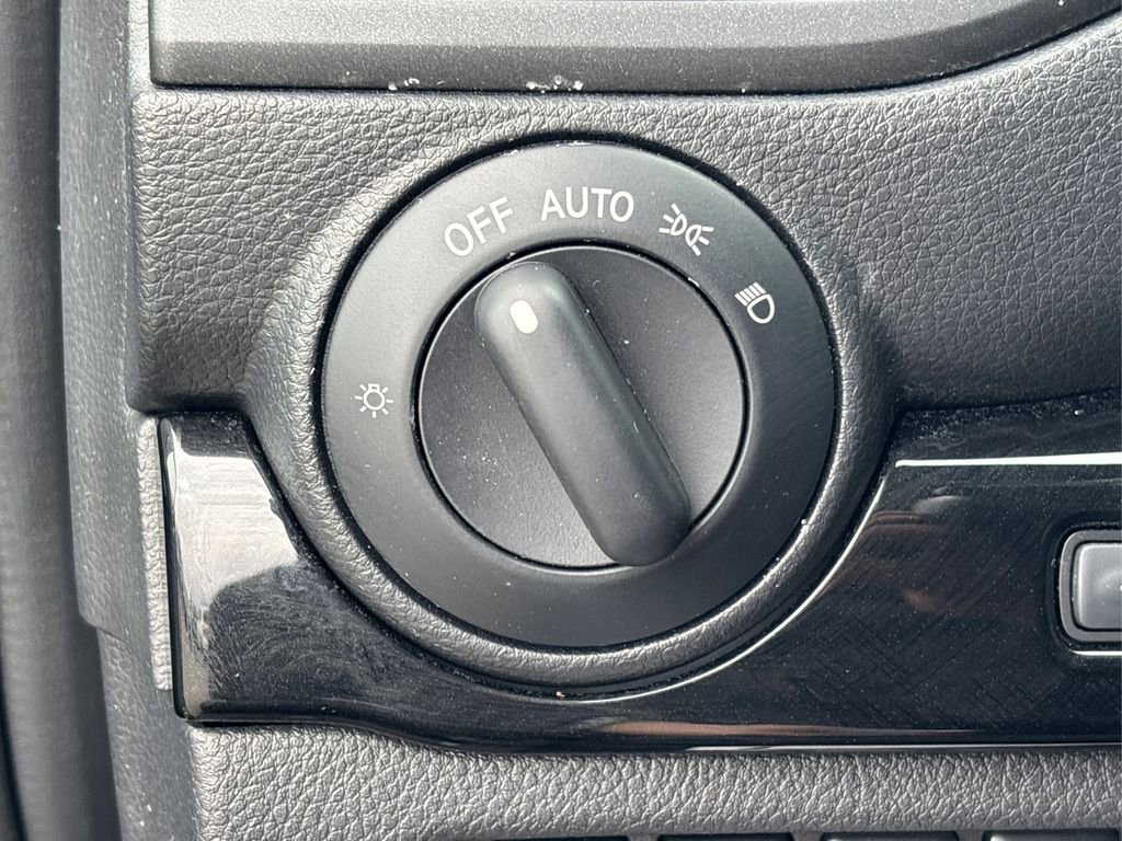 Used 2024 Nissan Titan SV w/ SV Convenience Package image 26