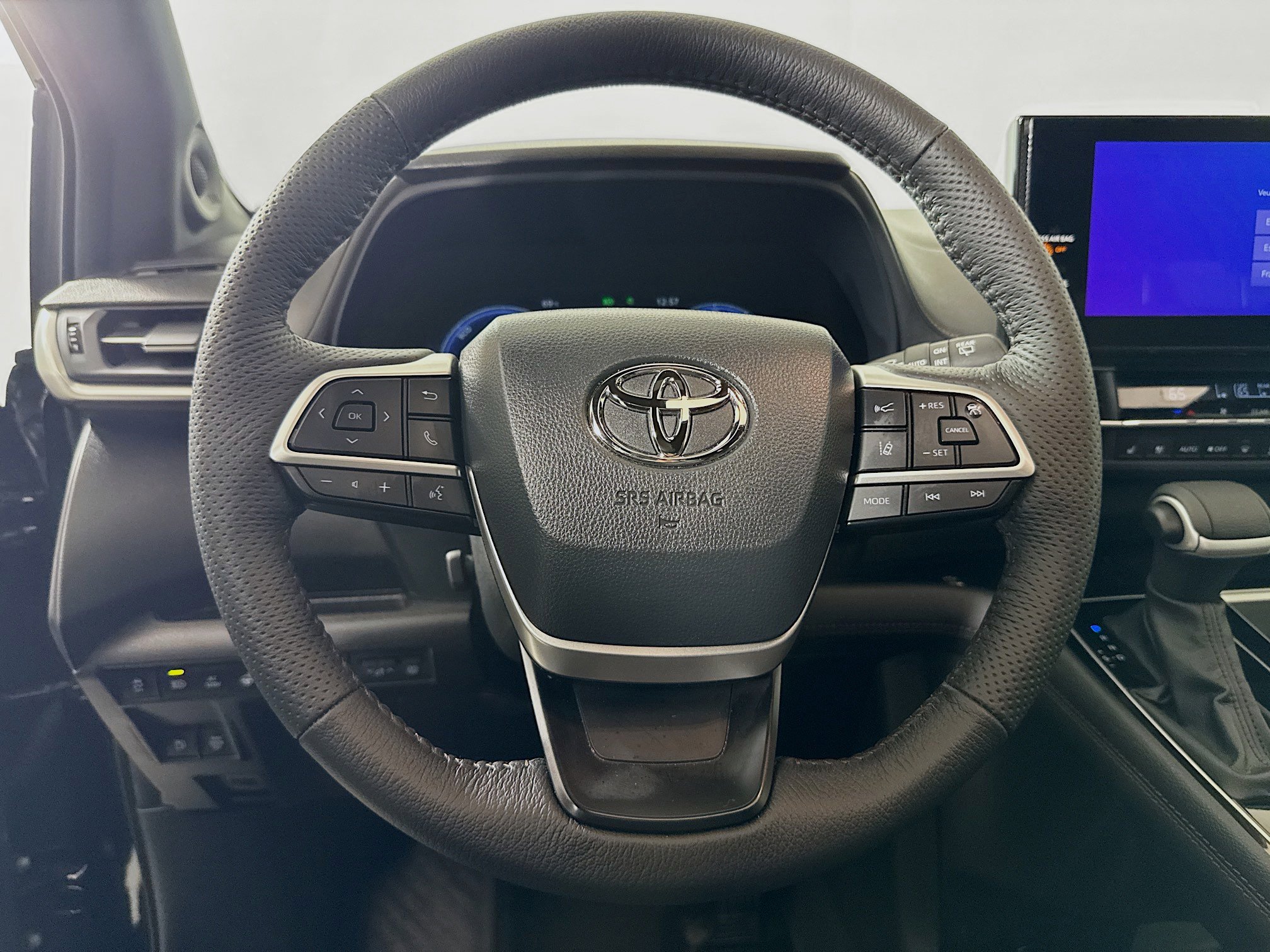 Used 2025 Toyota Sienna Platinum FWD image 12