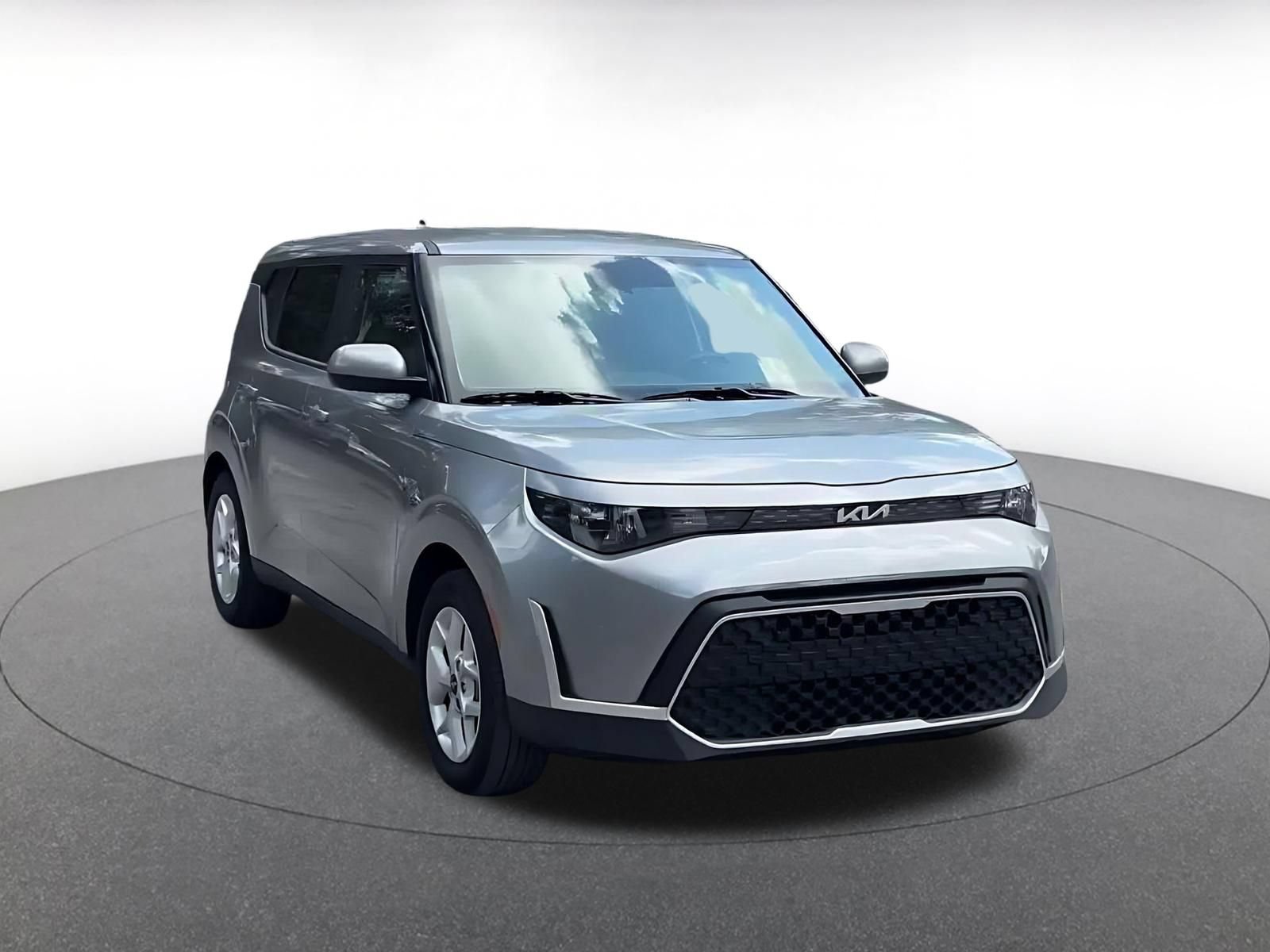 Used 2025 Kia Soul LX w/ LX Technology Package FWD image 3
