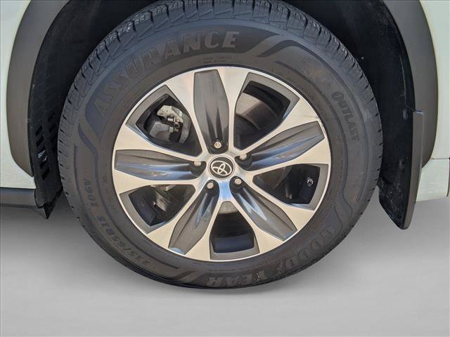 Used 2022 Toyota Highlander XLE AWD/4WD image 24