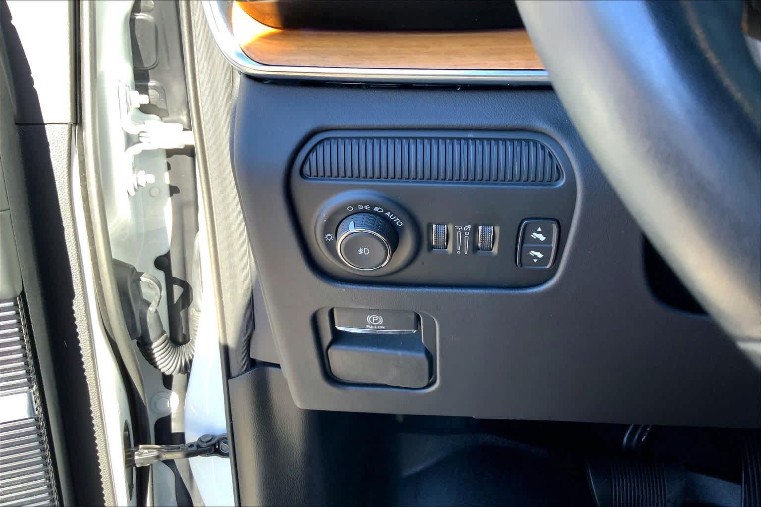 Used 2024 Jeep Grand Wagoneer L Series III AWD/4WD image 36