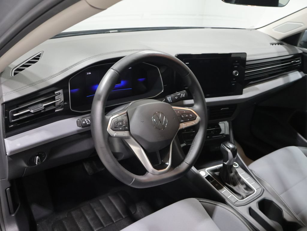 Used 2025 Volkswagen Jetta SE FWD image 16