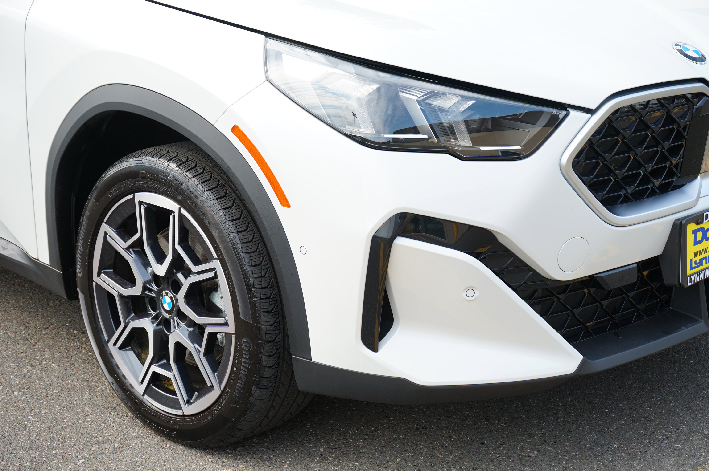 Used 2025 BMW X2 xDrive28i w/ Convenience Package image 2