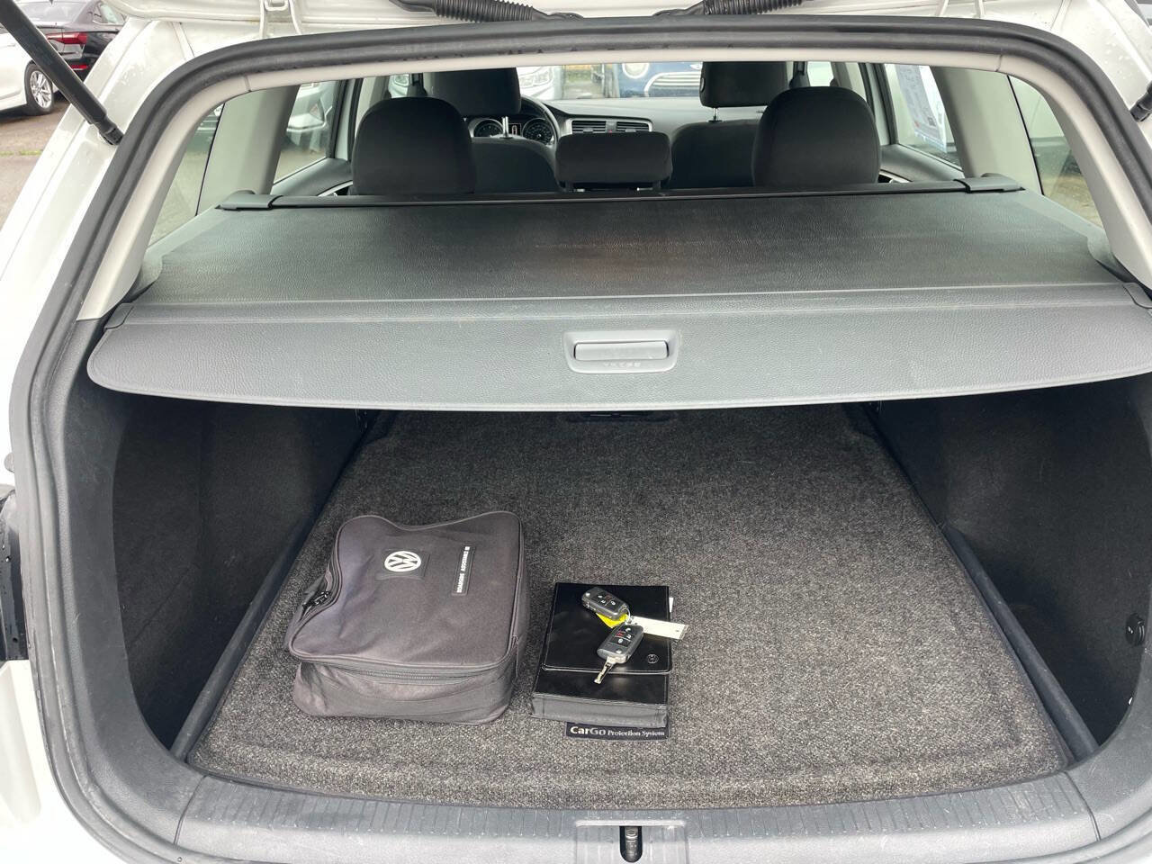 Used 2016 Volkswagen Golf S image 32