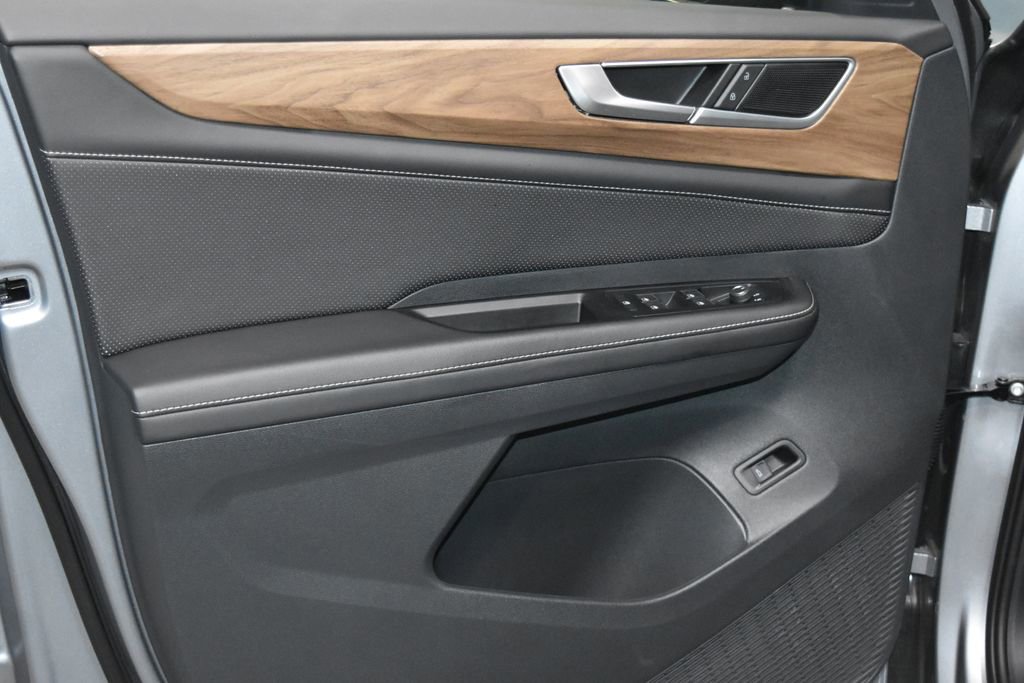 Certified 2025 Volkswagen Atlas SE image 4