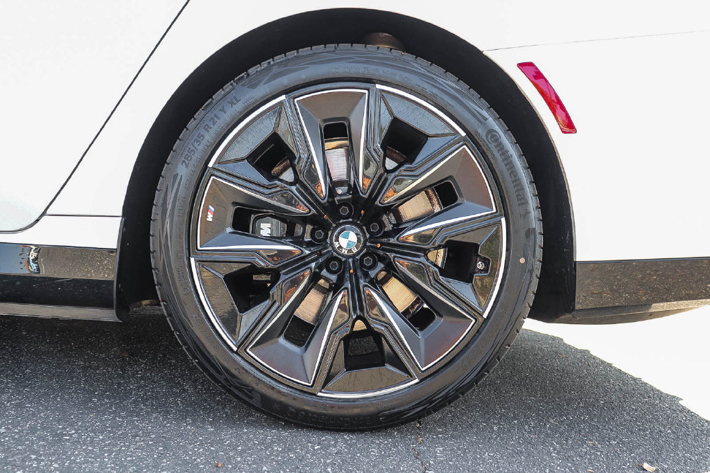 Certified 2023 BMW i7 xDrive60 AWD/4WD image 8