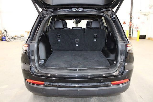 Used 2023 Jeep Grand Cherokee Altitude image 7