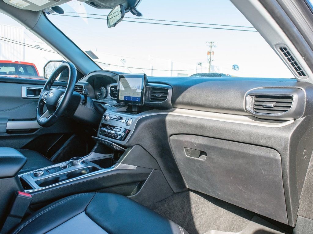Used 2022 Ford Explorer XLT image 38