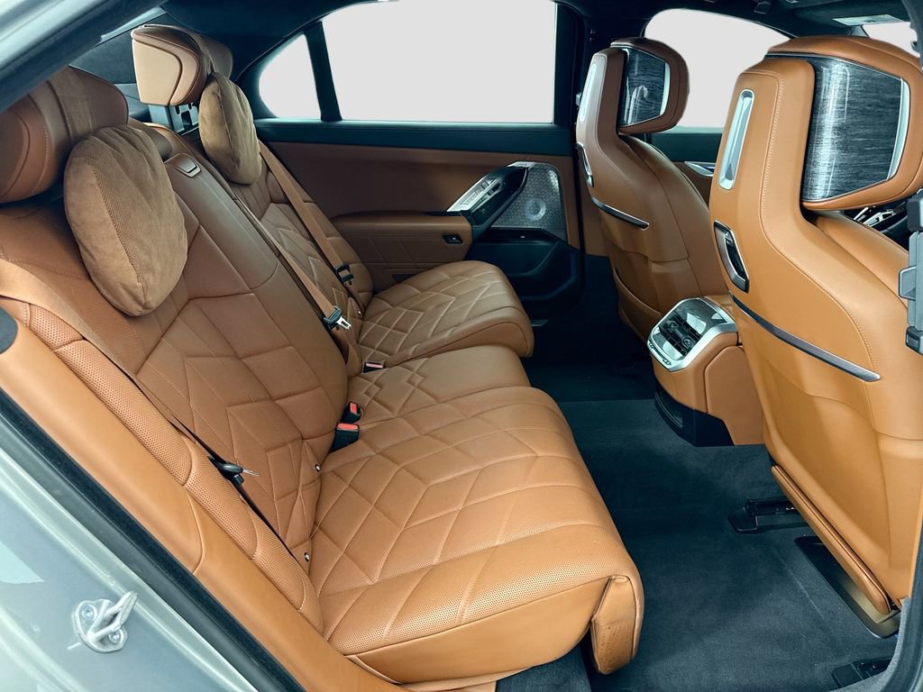 Used 2023 BMW 760i xDrive AWD/4WD image 21