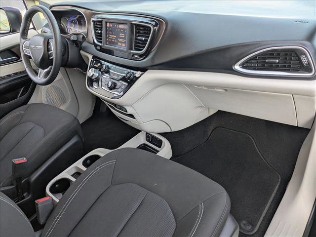 Used 2022 Chrysler Voyager LX image 21