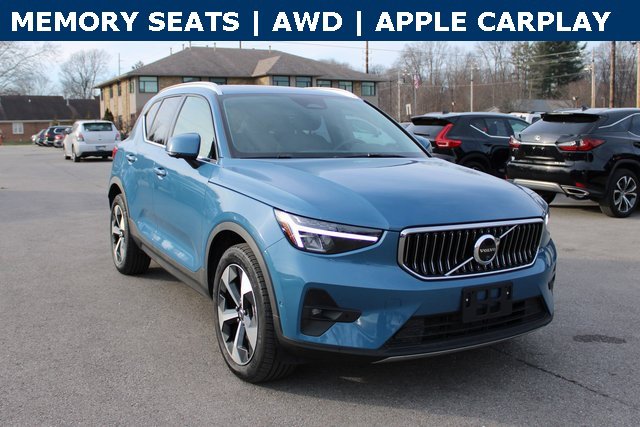Used 2025 Volvo XC40 B5 Plus image 2