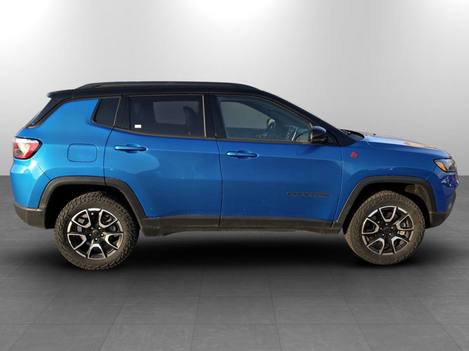 Used 2025 Jeep Compass Trailhawk AWD/4WD image 5