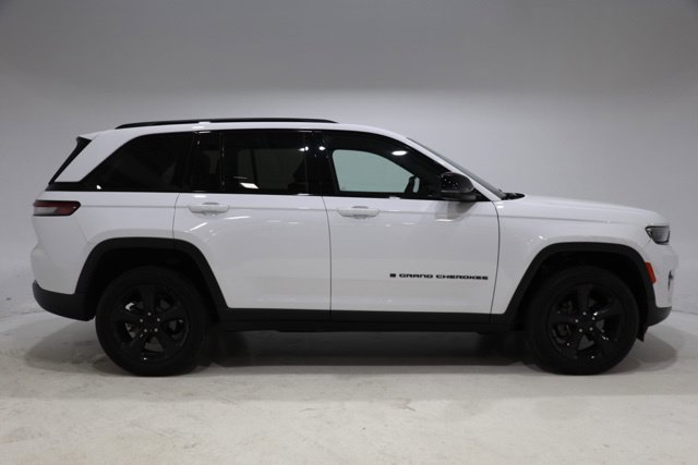 Used 2023 Jeep Grand Cherokee Altitude AWD/4WD image 9