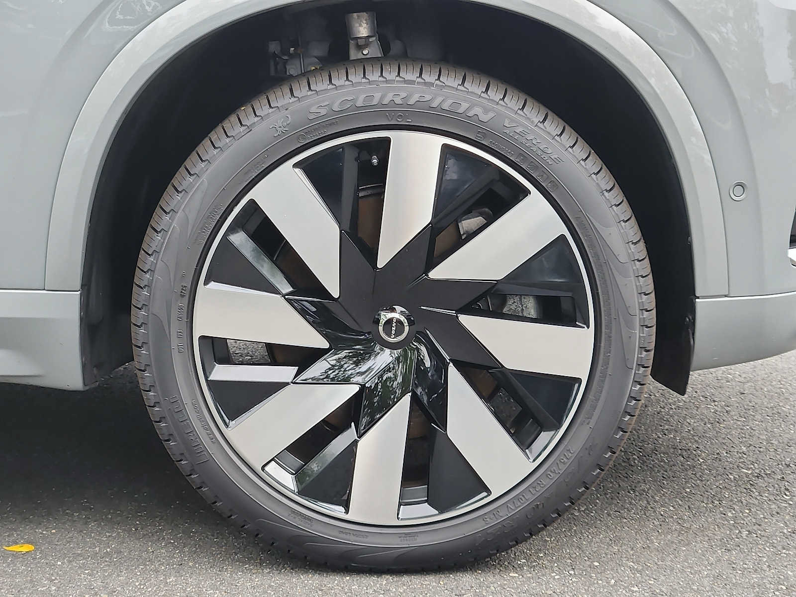 Certified 2025 Volvo XC90 T8 Plus w/ Protection Package AWD/4WD image 8