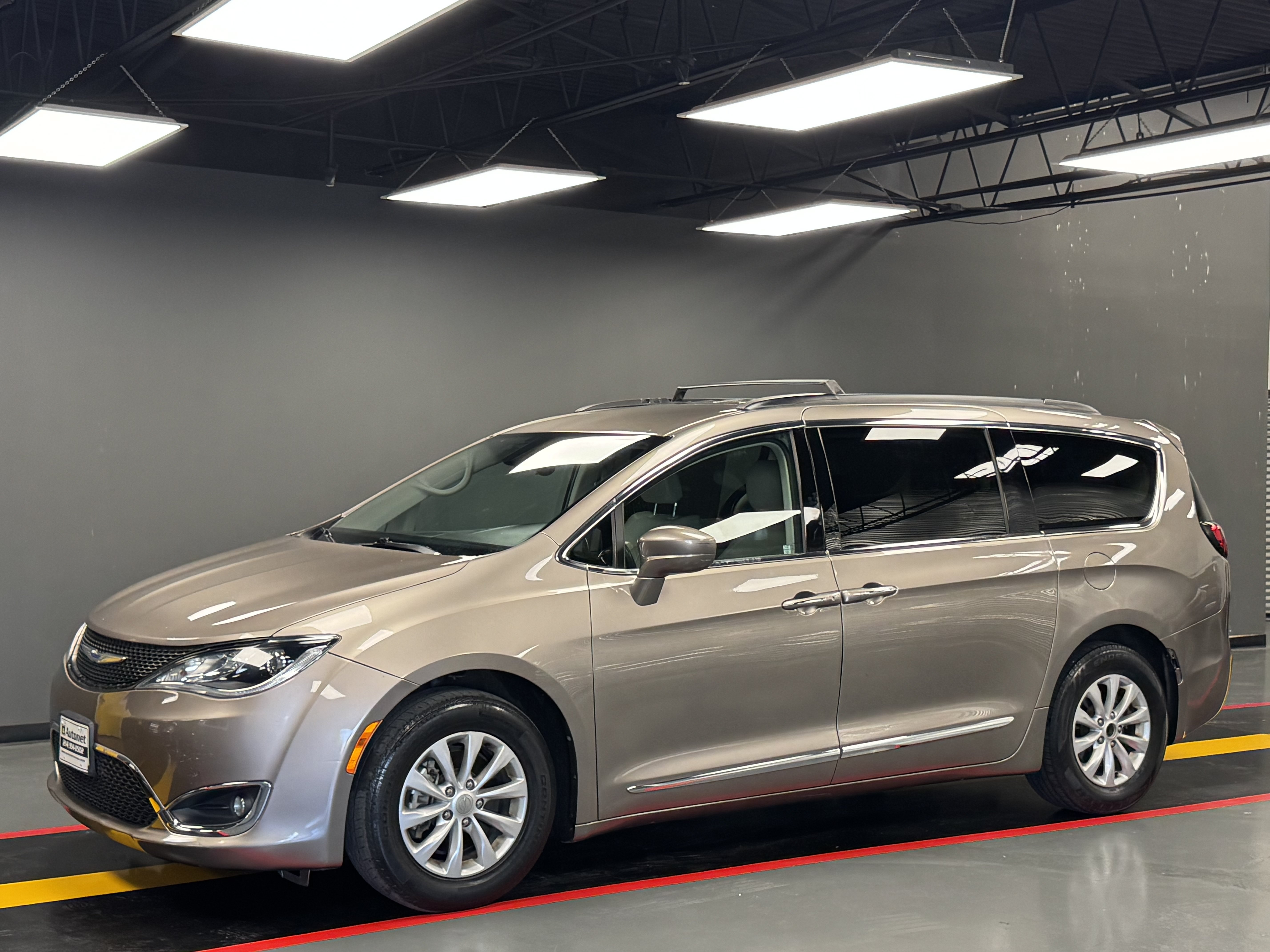 Used 2017 Chrysler Pacifica Touring-L FWD image 1