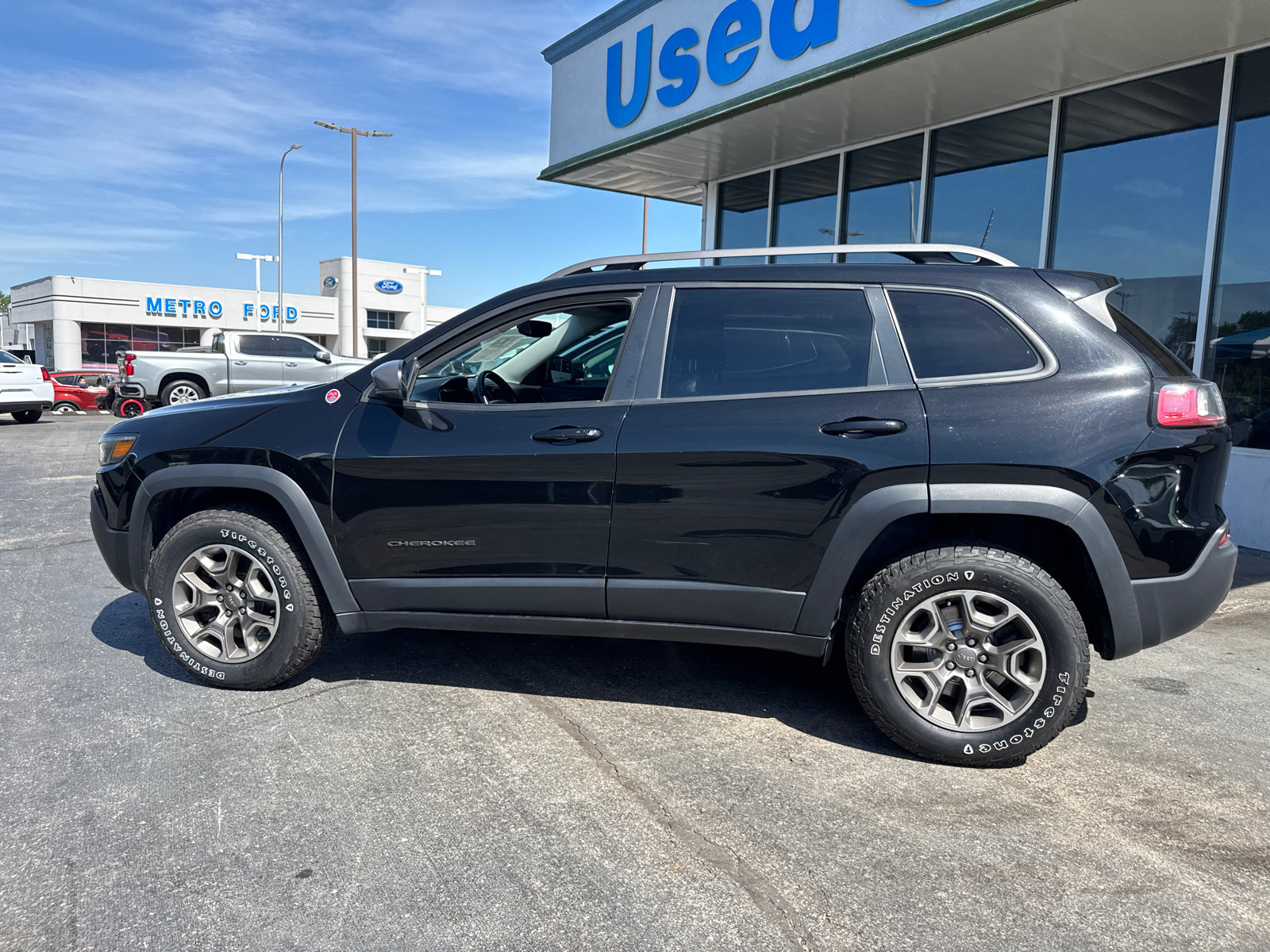 Used 2020 Jeep Cherokee Trailhawk w/ Cold Weather Group AWD/4WD image 3