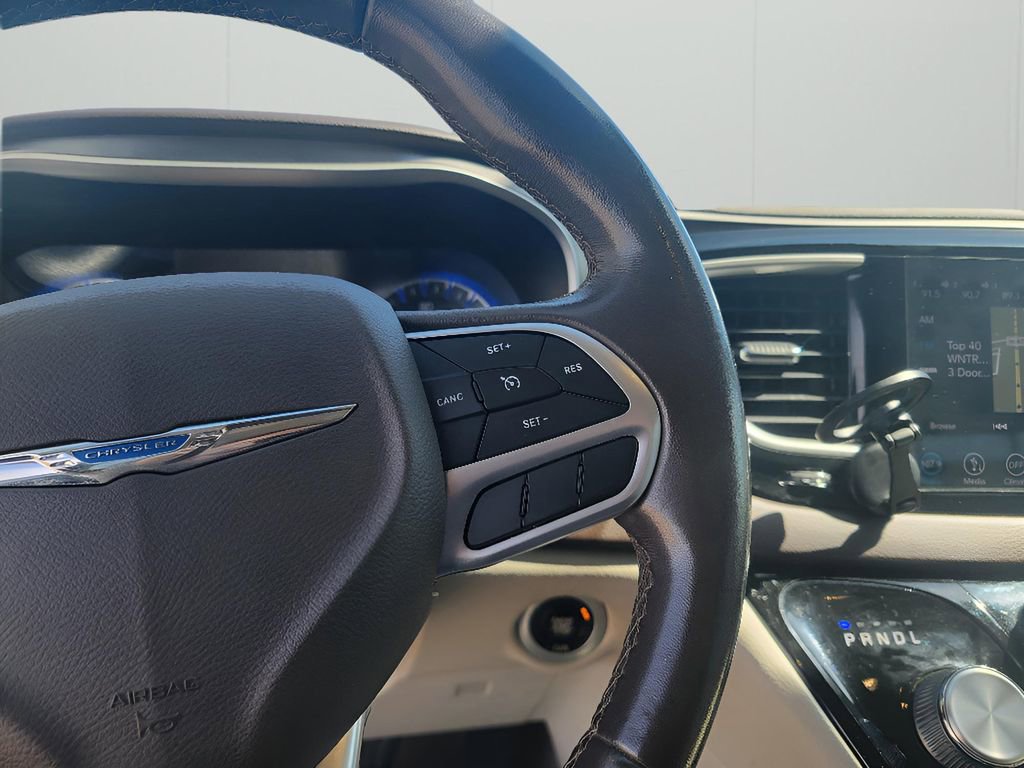 Used 2018 Chrysler Pacifica Touring-L image 16