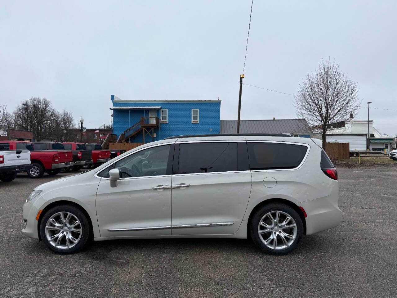 Used 2017 Chrysler Pacifica Touring-L FWD image 2