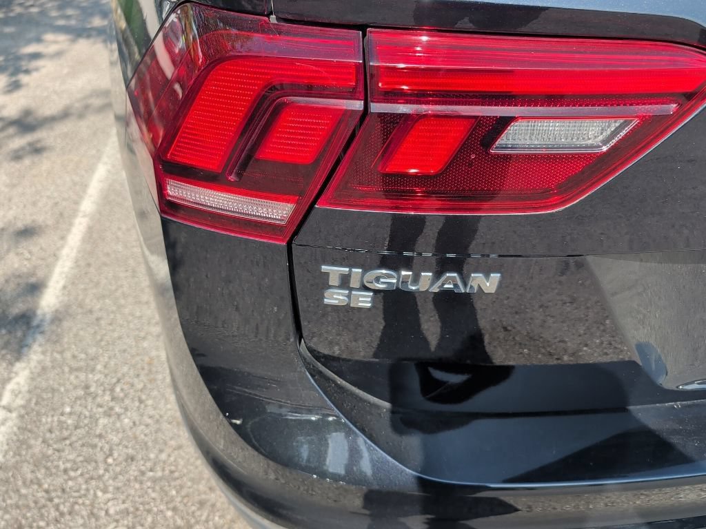 Used 2021 Volkswagen Tiguan SE w/ Panoramic Sunroof Package FWD image 4