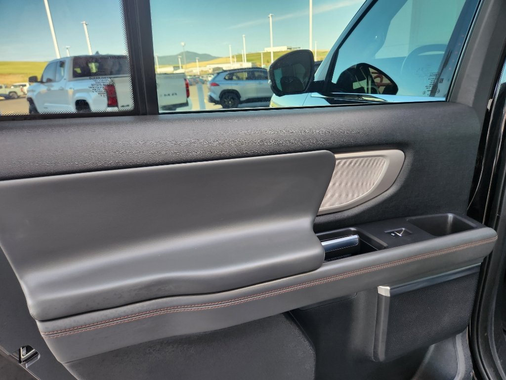 Used 2025 Ford Expedition Active AWD/4WD image 16