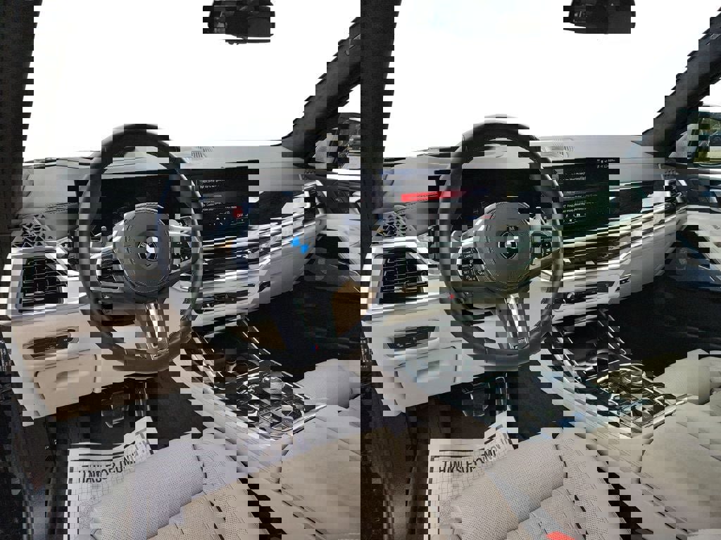 Used 2025 BMW X7 M60i image 13