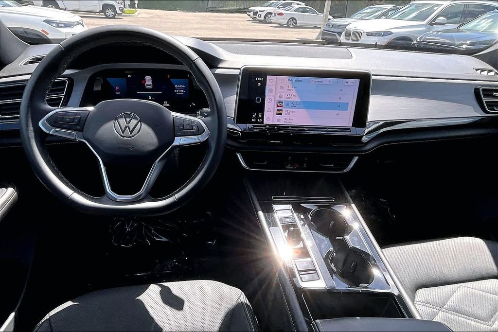 Certified 2025 Volkswagen Atlas Cross Sport SE FWD image 3