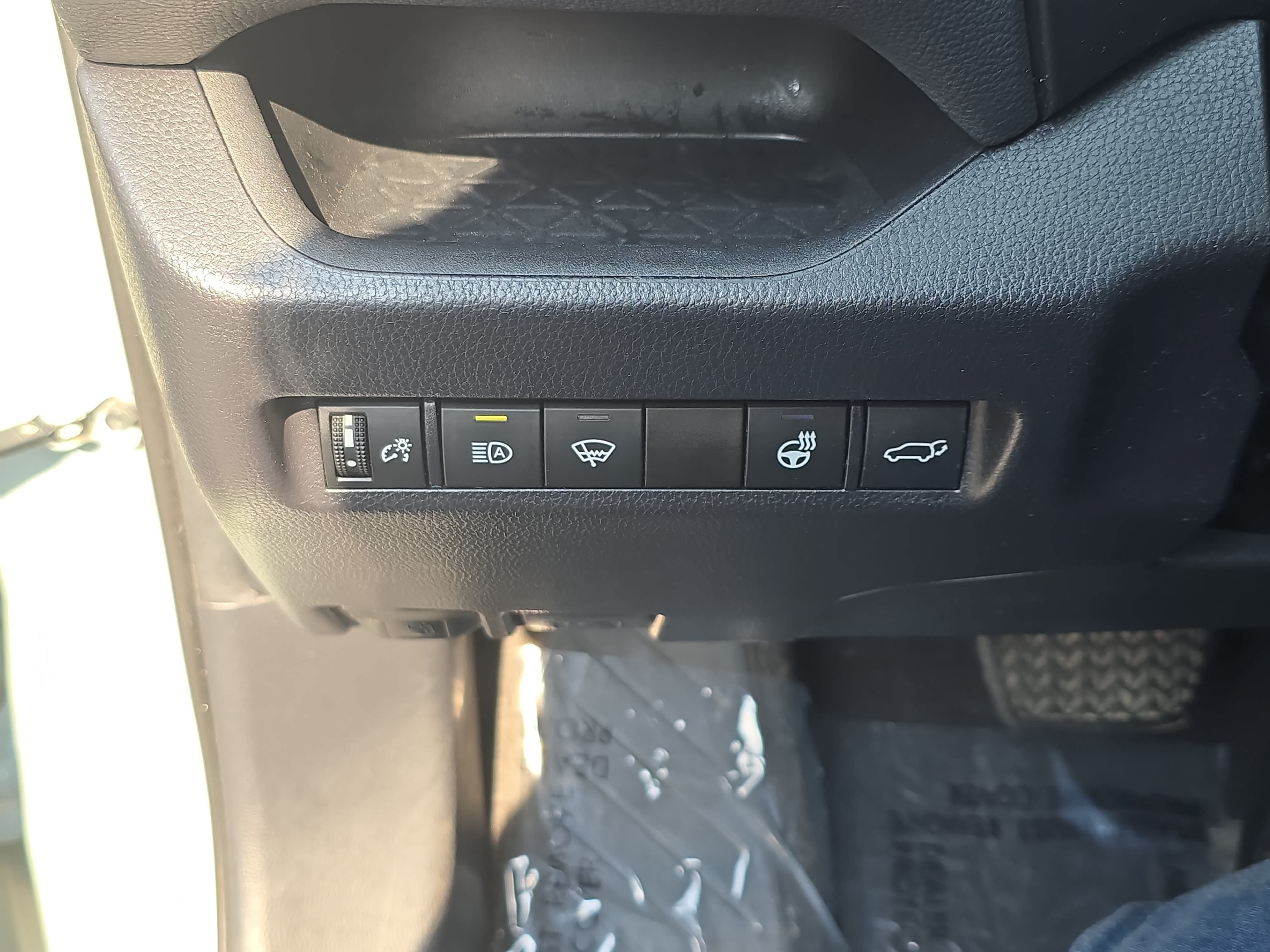 Used 2020 Toyota RAV4 XLE Premium AWD/4WD image 28