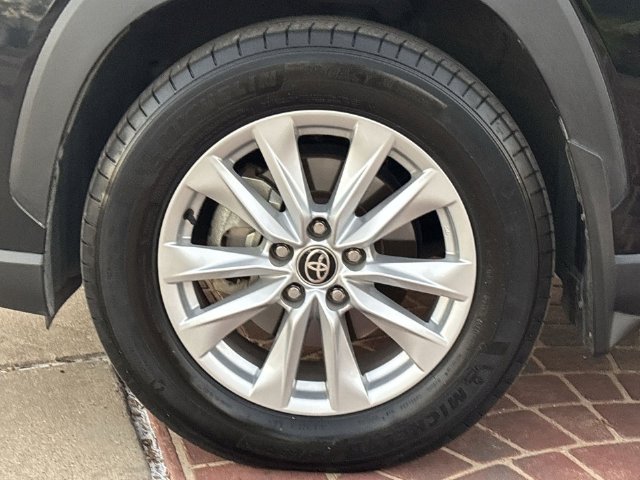 Used 2025 Toyota Corolla Cross LE FWD image 18