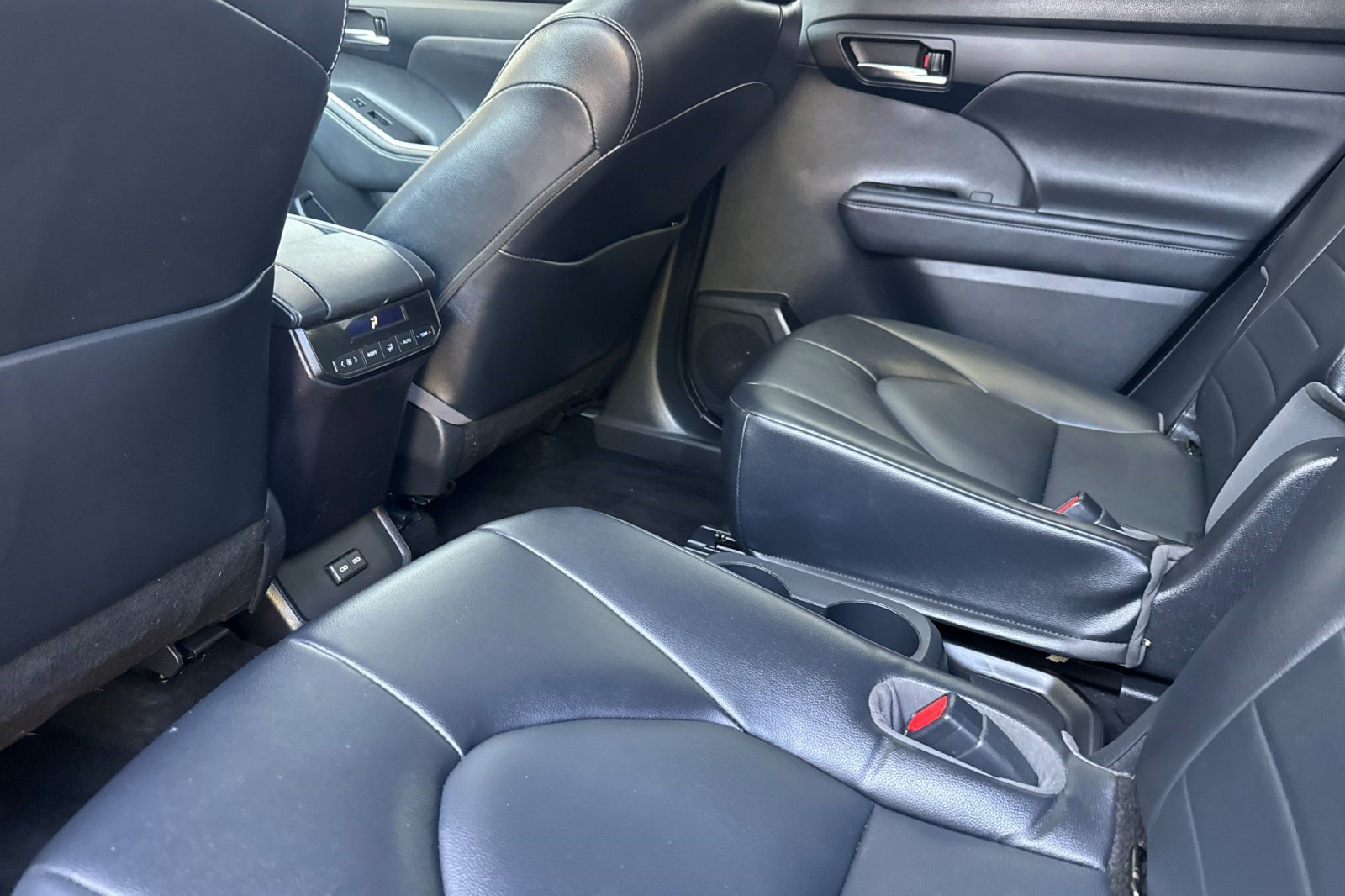 Used 2022 Toyota Highlander XLE FWD image 26