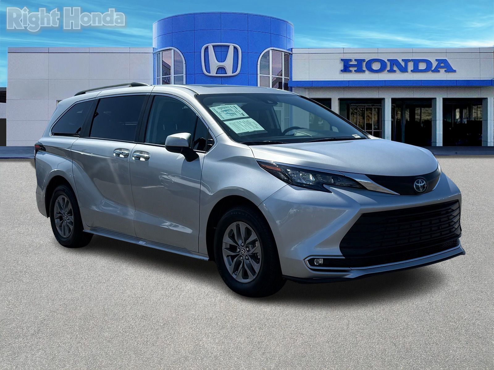 Used 2024 Toyota Sienna XLE FWD image 10