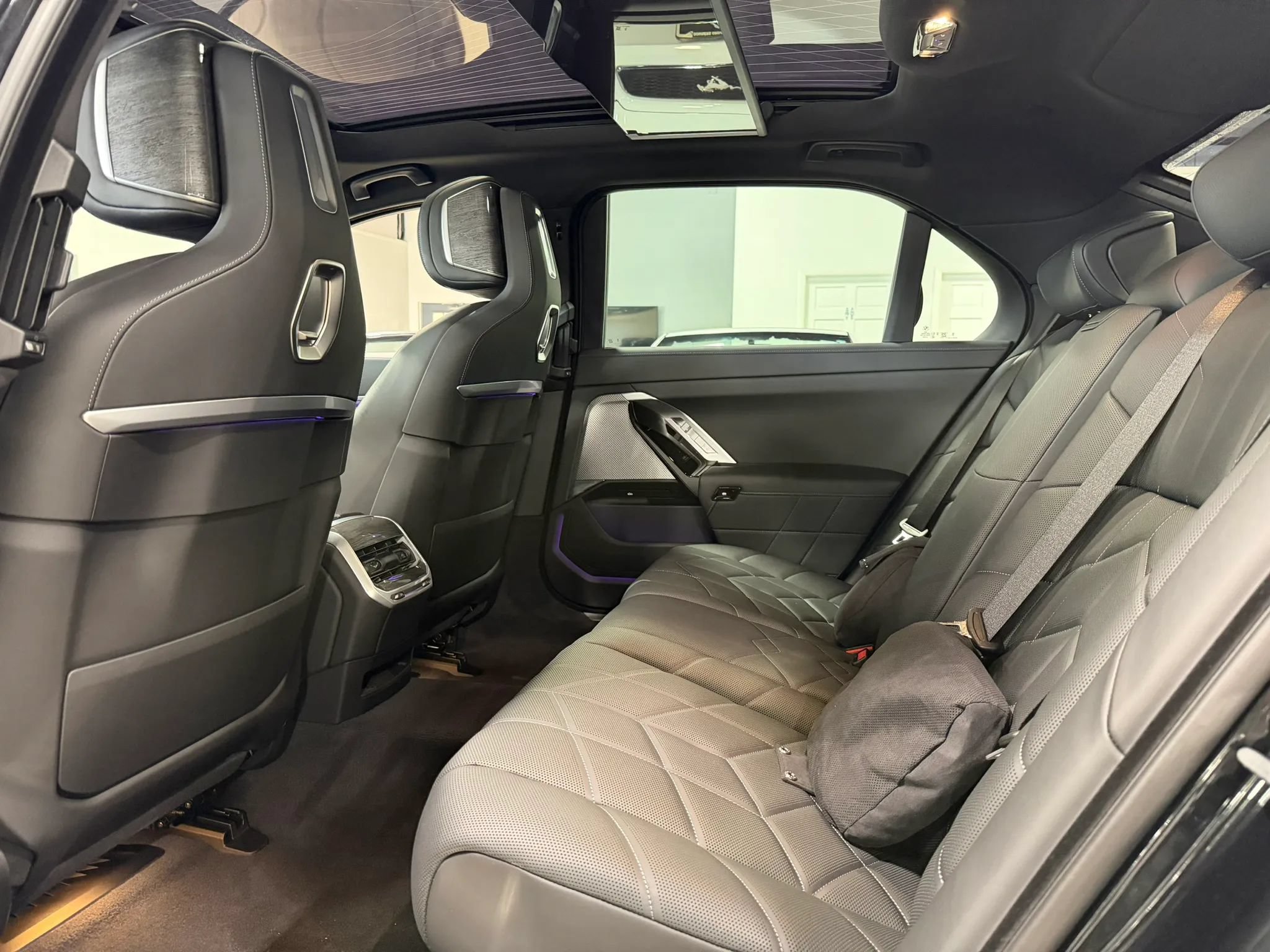 Used 2024 BMW i7 xDrive60 AWD/4WD image 29